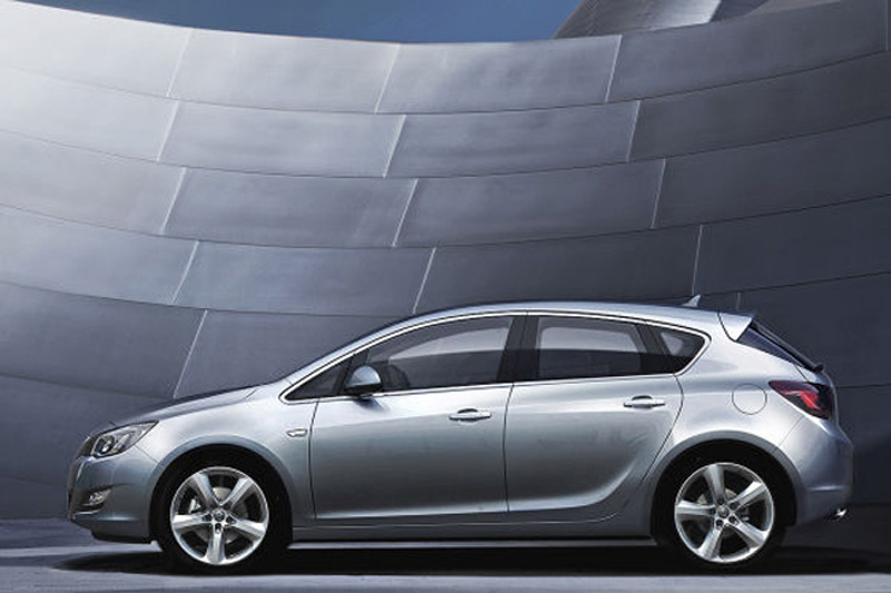 Illustration for article titled 2010 Opel Astra, GTC Get Much-Needed Facelift